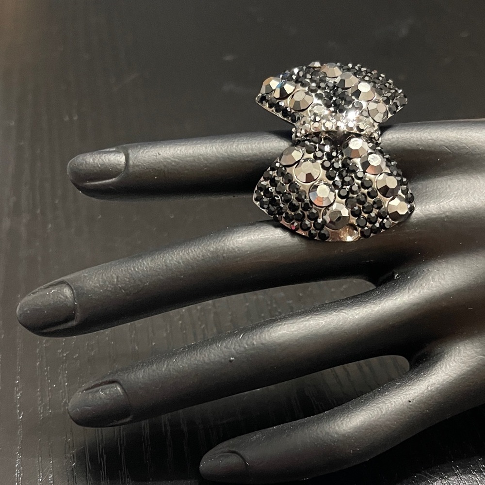 Elegant Black and Silver Bow Ring. 0466